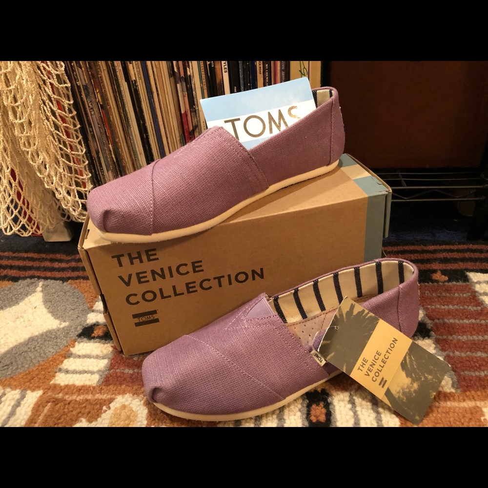 NWT LILAC TOMS